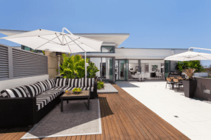 אריחי דק למרפסת - אריחים איכותיים מעץ לעיצוב מרהיב לבית