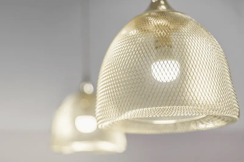 מנורות מעוצבות - איך לבחור נכון מנורות שיהיו תלויות מהתקרה לחלל המטבח?