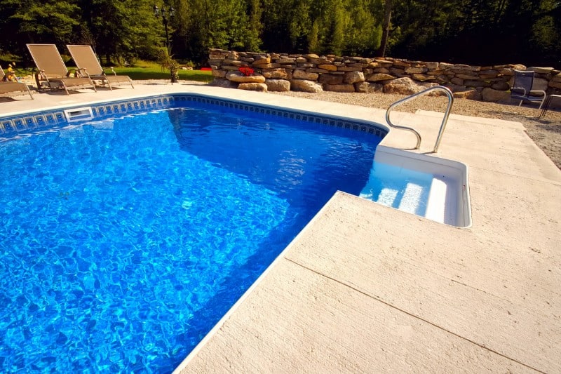 עיצוב החצר - איך לשלב דק לבריכה בעיצוב החצר?